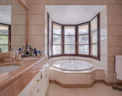 Villa for sale in Los Arqueros, Benahavis