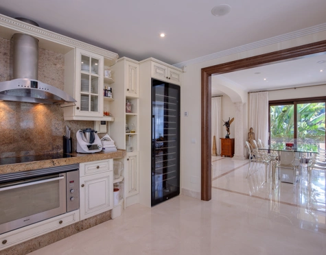 Villa for sale in Los Arqueros, Benahavis