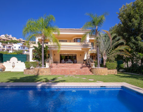 Villa for sale in Los Arqueros, Benahavis