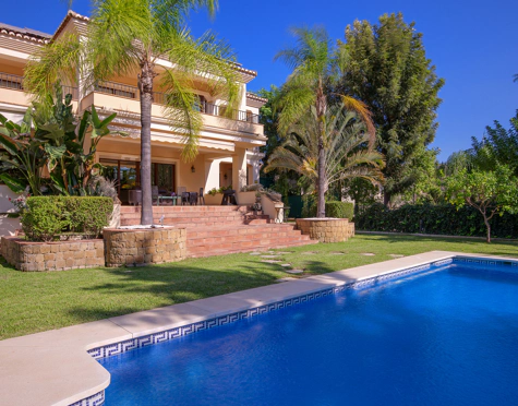 Villa for sale in Los Arqueros, Benahavis