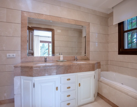 Villa for sale in Los Arqueros, Benahavis