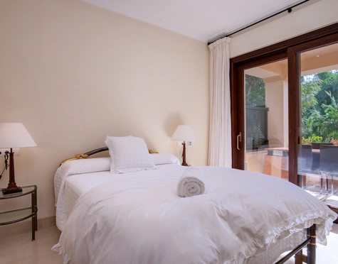 Villa for sale in Los Arqueros, Benahavis