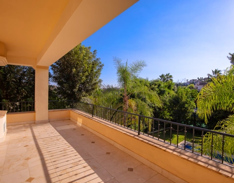 Villa for sale in Los Arqueros, Benahavis