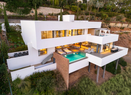 STUNNING 4-BEDROOM VILLA WITH PANORAMIC VIEWS IN EL HERROJO, LA QUINTA