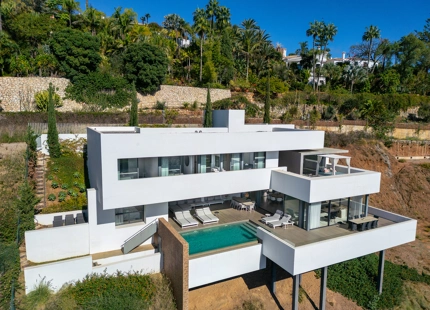 STUNNING 4-BEDROOM VILLA WITH PANORAMIC VIEWS IN EL HERROJO, LA QUINTA