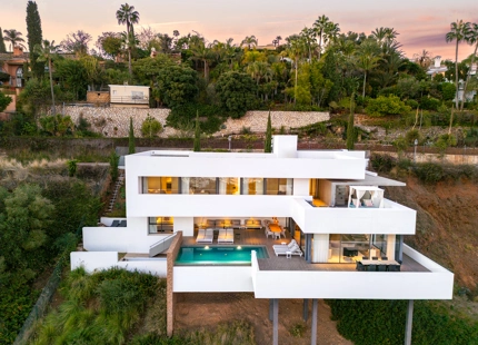 STUNNING 4-BEDROOM VILLA WITH PANORAMIC VIEWS IN EL HERROJO, LA QUINTA