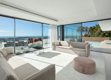 STUNNING 4-BEDROOM VILLA WITH PANORAMIC VIEWS IN EL HERROJO, LA QUINTA