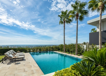 EXQUISITE LUXURY VILLA: PANORAMIC VIEWS AND ULTIMATE COMFORT