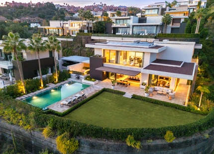 EXQUISITE LUXURY VILLA: PANORAMIC VIEWS AND ULTIMATE COMFORT