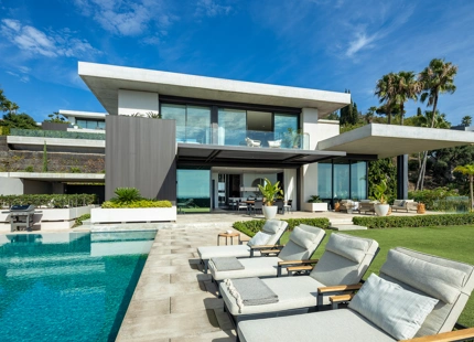 EXQUISITE LUXURY VILLA: PANORAMIC VIEWS AND ULTIMATE COMFORT