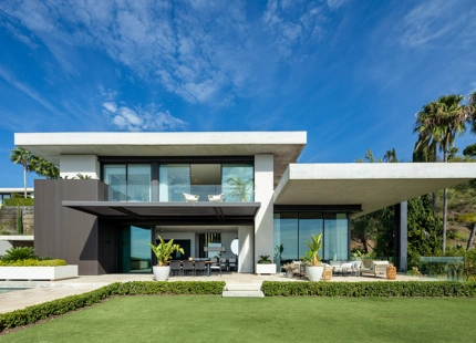 EXQUISITE LUXURY VILLA: PANORAMIC VIEWS AND ULTIMATE COMFORT