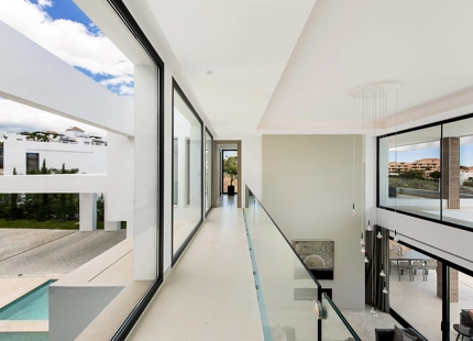 VILLA DE LUJO EN LA ALQUERÍA, BENAHAVIS: UN OASIS PRIVADO CON VISTAS AL MAR