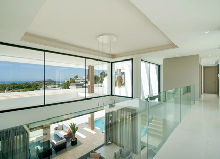 VILLA DE LUJO EN LA ALQUERÍA, BENAHAVIS: UN OASIS PRIVADO CON VISTAS AL MAR