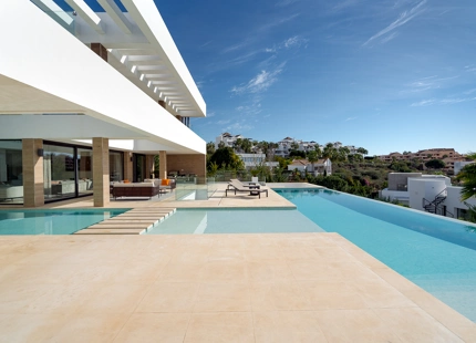 VILLA DE LUJO EN LA ALQUERÍA, BENAHAVIS: UN OASIS PRIVADO CON VISTAS AL MAR