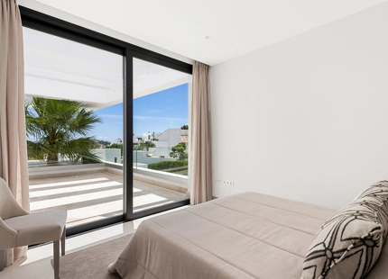 VILLA DE LUJO EN LA ALQUERÍA, BENAHAVIS: UN OASIS PRIVADO CON VISTAS AL MAR