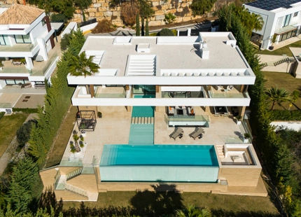 VILLA DE LUJO EN LA ALQUERÍA, BENAHAVIS: UN OASIS PRIVADO CON VISTAS AL MAR