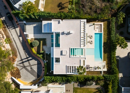 VILLA DE LUJO EN LA ALQUERÍA, BENAHAVIS: UN OASIS PRIVADO CON VISTAS AL MAR