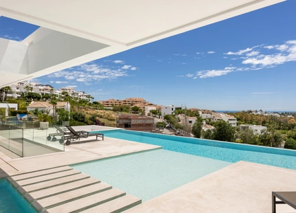 VILLA DE LUJO EN LA ALQUERÍA, BENAHAVIS: UN OASIS PRIVADO CON VISTAS AL MAR