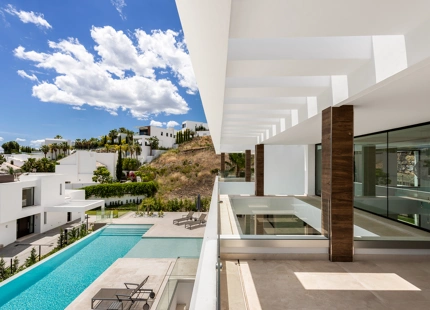 VILLA DE LUJO EN LA ALQUERÍA, BENAHAVIS: UN OASIS PRIVADO CON VISTAS AL MAR