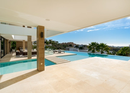 VILLA DE LUJO EN LA ALQUERÍA, BENAHAVIS: UN OASIS PRIVADO CON VISTAS AL MAR