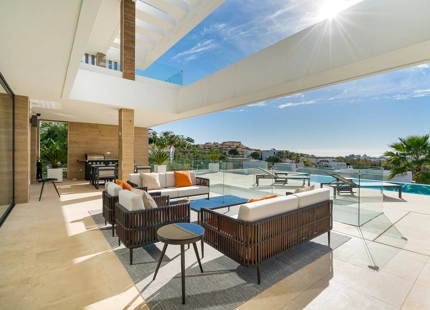 VILLA DE LUJO EN LA ALQUERÍA, BENAHAVIS: UN OASIS PRIVADO CON VISTAS AL MAR