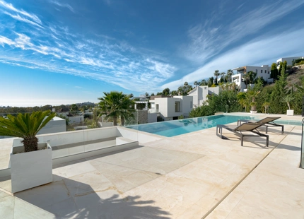 VILLA DE LUJO EN LA ALQUERÍA, BENAHAVIS: UN OASIS PRIVADO CON VISTAS AL MAR