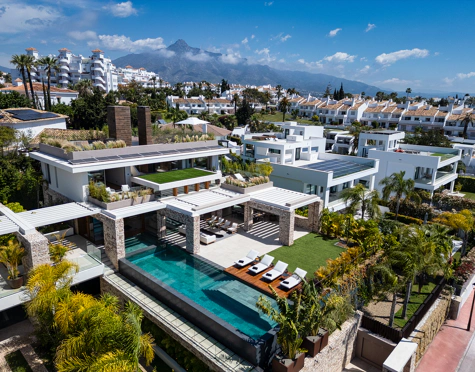 Villa en venta en Nueva Andalucia, Marbella