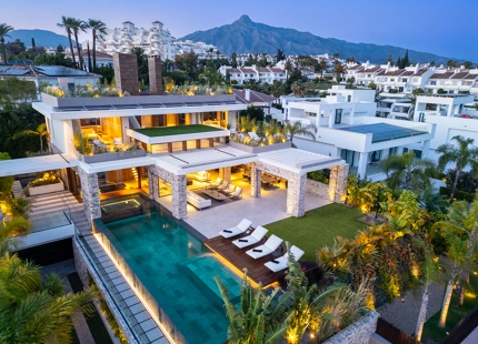 EXCEPCIONAL VILLA DE LUJO EN NUEVA ANDALUCÍA CON VISTAS PANORÁMICAS