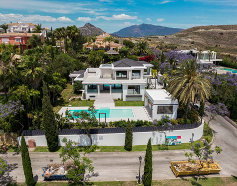 Villa for sale in Los Flamingos, Benahavis