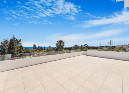 VILLA DE LUJO EN LA MILLA DE ORO DE MARBELLA CON VISTAS PANORÁMICAS A LA MONTAÑA Y AL MAR