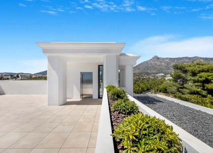 VILLA DE LUJO EN LA MILLA DE ORO DE MARBELLA CON VISTAS PANORÁMICAS A LA MONTAÑA Y AL MAR