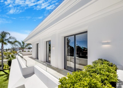 VILLA DE LUJO EN LA MILLA DE ORO DE MARBELLA CON VISTAS PANORÁMICAS A LA MONTAÑA Y AL MAR