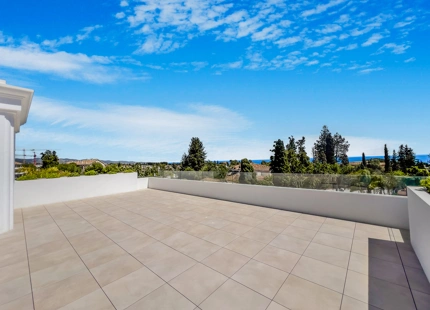 VILLA DE LUJO EN LA MILLA DE ORO DE MARBELLA CON VISTAS PANORÁMICAS A LA MONTAÑA Y AL MAR