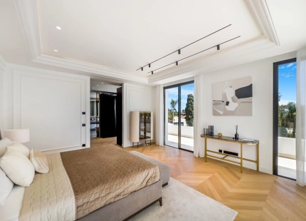 VILLA DE LUJO EN LA MILLA DE ORO DE MARBELLA CON VISTAS PANORÁMICAS A LA MONTAÑA Y AL MAR