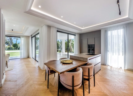 VILLA DE LUJO EN LA MILLA DE ORO DE MARBELLA CON VISTAS PANORÁMICAS A LA MONTAÑA Y AL MAR