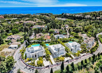 VILLA DE LUJO EN LA MILLA DE ORO DE MARBELLA CON VISTAS PANORÁMICAS A LA MONTAÑA Y AL MAR