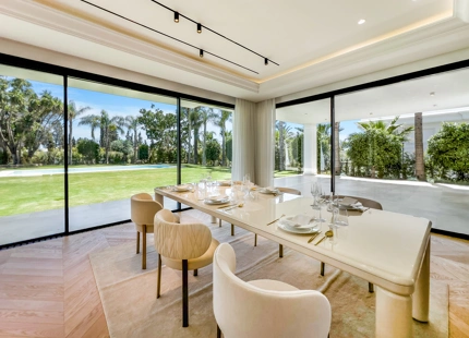VILLA DE LUJO EN LA MILLA DE ORO DE MARBELLA CON VISTAS PANORÁMICAS A LA MONTAÑA Y AL MAR