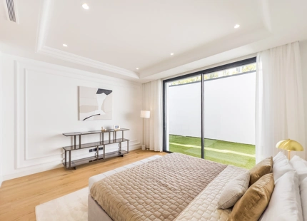 VILLA DE LUJO EN LA MILLA DE ORO DE MARBELLA CON VISTAS PANORÁMICAS A LA MONTAÑA Y AL MAR