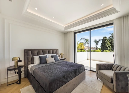 VILLA DE LUJO EN LA MILLA DE ORO DE MARBELLA CON VISTAS PANORÁMICAS A LA MONTAÑA Y AL MAR