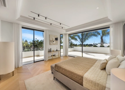 VILLA DE LUJO EN LA MILLA DE ORO DE MARBELLA CON VISTAS PANORÁMICAS A LA MONTAÑA Y AL MAR
