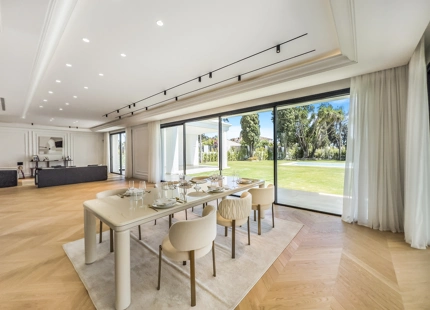 VILLA DE LUJO EN LA MILLA DE ORO DE MARBELLA CON VISTAS PANORÁMICAS A LA MONTAÑA Y AL MAR