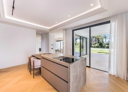 VILLA DE LUJO EN LA MILLA DE ORO DE MARBELLA CON VISTAS PANORÁMICAS A LA MONTAÑA Y AL MAR