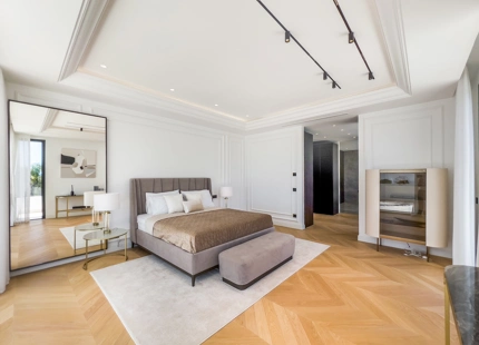 VILLA DE LUJO EN LA MILLA DE ORO DE MARBELLA CON VISTAS PANORÁMICAS A LA MONTAÑA Y AL MAR