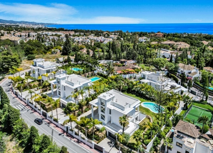 VILLA DE LUJO EN LA MILLA DE ORO DE MARBELLA CON VISTAS PANORÁMICAS A LA MONTAÑA Y AL MAR