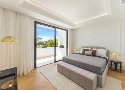 VILLA DE LUJO EN LA MILLA DE ORO DE MARBELLA CON VISTAS PANORÁMICAS A LA MONTAÑA Y AL MAR