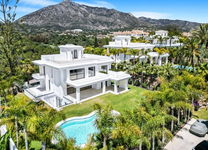 VILLA DE LUJO EN LA MILLA DE ORO DE MARBELLA CON VISTAS PANORÁMICAS A LA MONTAÑA Y AL MAR