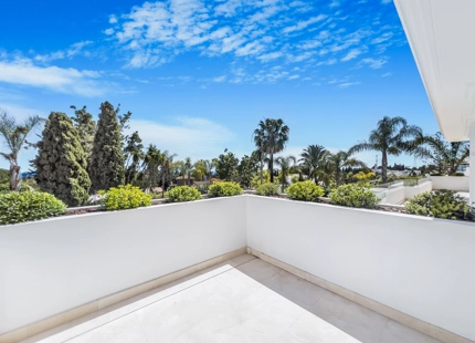 VILLA DE LUJO EN LA MILLA DE ORO DE MARBELLA CON VISTAS PANORÁMICAS A LA MONTAÑA Y AL MAR