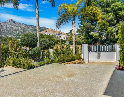 Villa for sale in Las Lomas de Marbella, Marbella Golden Mile