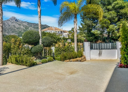 VILLA DE LUJO EN LA MILLA DE ORO DE MARBELLA CON VISTAS PANORÁMICAS A LA MONTAÑA Y AL MAR