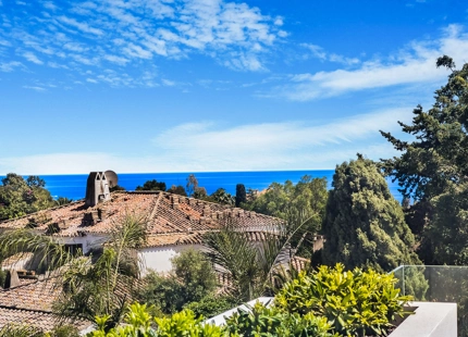 VILLA DE LUJO EN LA MILLA DE ORO DE MARBELLA CON VISTAS PANORÁMICAS A LA MONTAÑA Y AL MAR